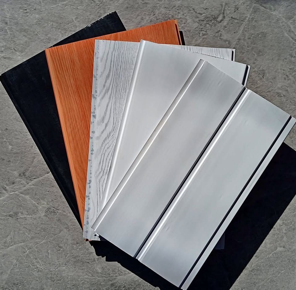 Muestras de terminaciones de PVC disponibles: blanco, símil madera y negro