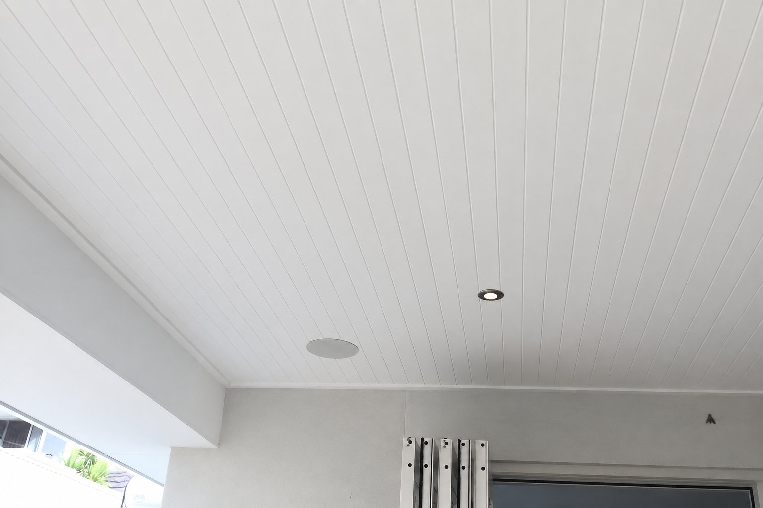 Galería con techo de PVC blanco instalado, luces empotradas