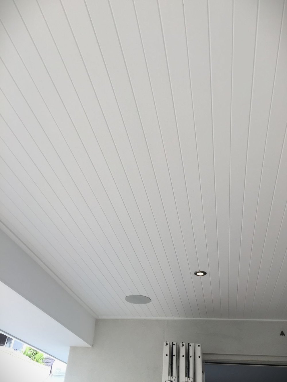 Techo de PVC blanco instalado, vista de galería
